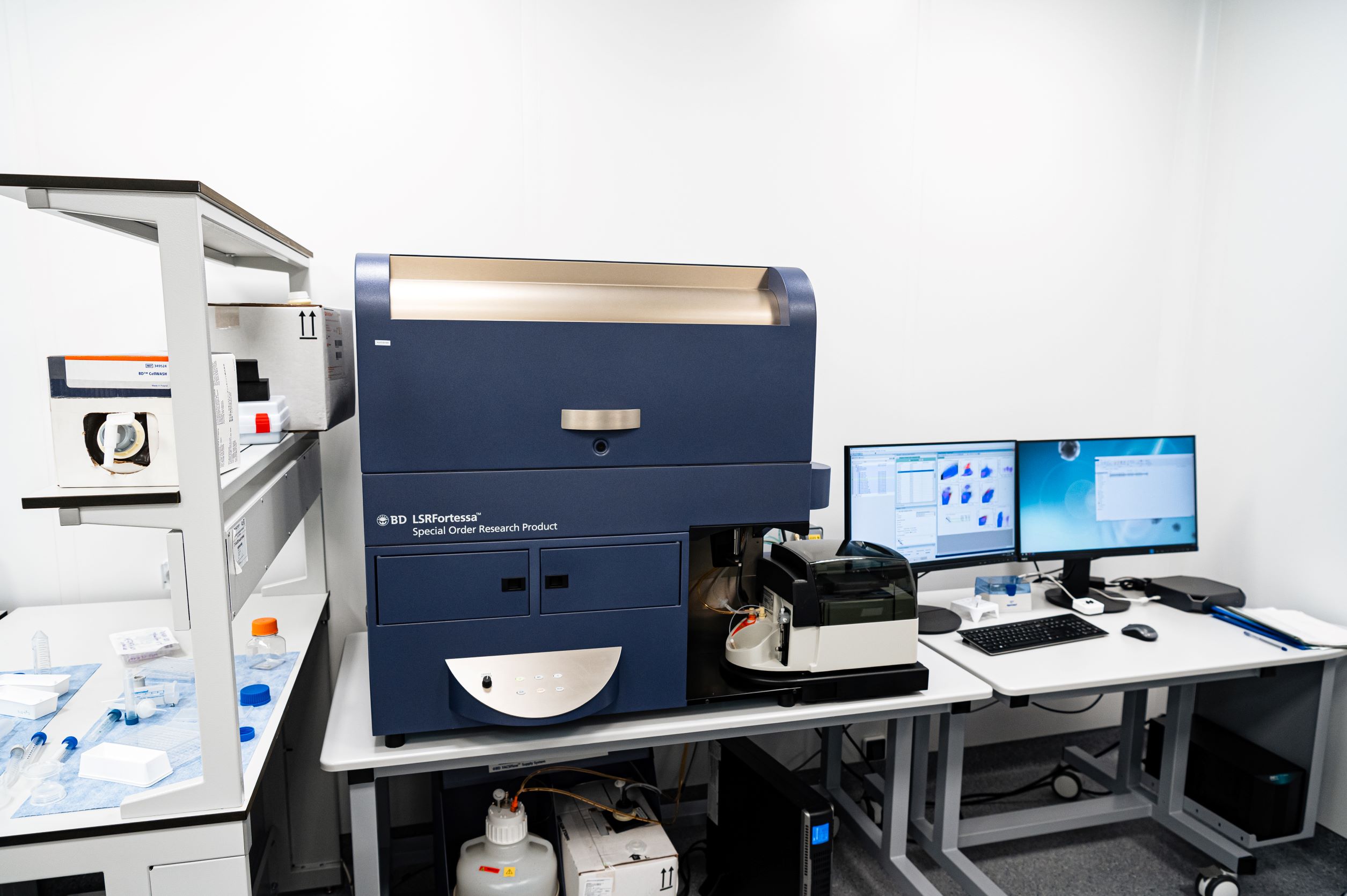 Цитометр проточный LSRFortessa (BD Biosciences), 4 лазера, 16 фл.параметров, с планшетным загрузчиком